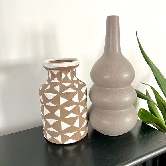 Anthropologie White & Tan Geometric Terracotta Pottery Jug Vase - Picture 3 of 4